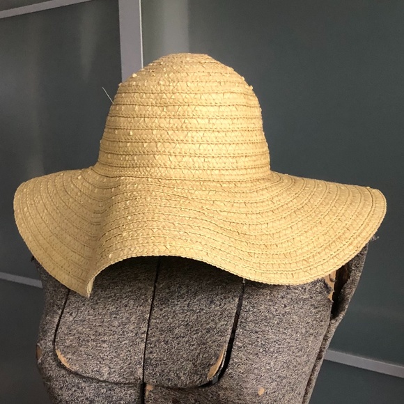 Ann Taylor Wide-Brimmed Gold Straw Sun Hat - Picture 1 of 6